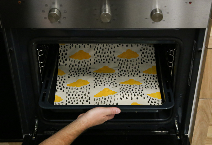 6. Zum Fixieren der Farbe, die Tasche für 8 Minuten bei 150° in den Ofen schieben.