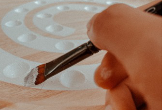 5. Mit Acrylfarbe kann nun die Spirale und die Holzhalbkugeln gemalt werden. Damit können überzählige Löcher «verschlossen» werden, z.B. bei einem Countdown.