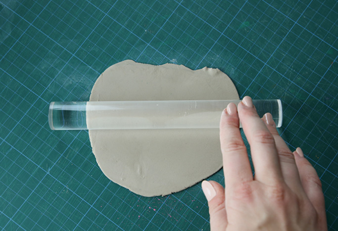 1. Schneide eine Wolke aus Pappe aus (5,5 x 2,5 cm). Rolle die Modelliermasse 4 mm dick aus.