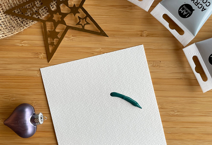 1. Trage die Farbe in einem Strich auf das Papier. Für die Mützenform des Wichtels sollte der Strich leicht schräg sein.